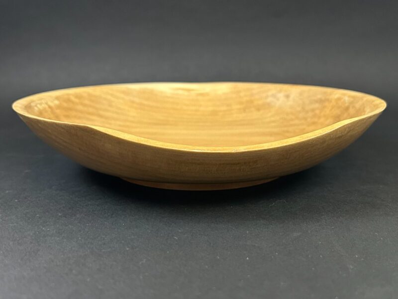 Oval shallow bowl. Shallow golden bowl with a gently oval, rising rim.
